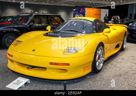 NEW YORK, NY, USA - 13 APRILE 2022: 1991 Jaguar XJR-15 in mostra durante NYIAS al Jacobs Javits Center il primo show del giorno stampa 1 dopo il 2019 Foto Stock
