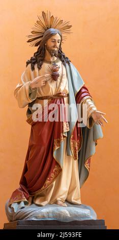 BARI, ITALIA - 3 MARZO 2022: La statua policroma intagliata del cuore Gesù a Santa Teresa d'Avila nella chiesa Chiesa di Sacro cuore dal 20 sec. Foto Stock