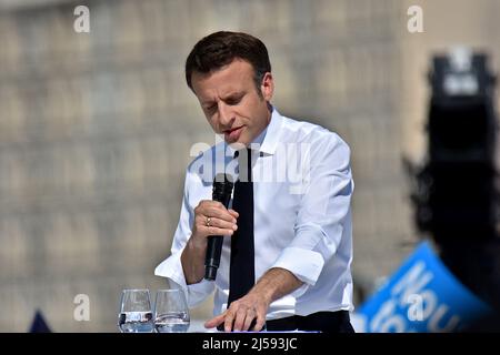 Emmanuel Macron ha tenuto discorsi durante il suo incontro politico. Il Presidente francese Emmanuel Macron candidato all'elezione presidenziale della "la Republique en Marche" (LREM) ha avuto un incontro pubblico a Marsiglia. Il secondo turno delle elezioni presidenziali francesi si svolgerà il 24 aprile. Foto Stock