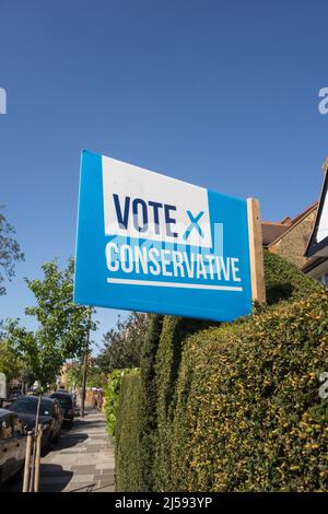 Vota bandiera politica del Partito elettorale locale conservatore e accumuli nel sud-ovest di Londra, Richmond upon Thames, Londra, Inghilterra, Regno Unito Foto Stock