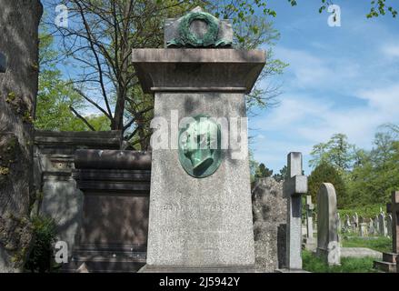memorial con ritratto che segna la tomba del palcoscenico britannico e successivamente l'attore cinematografico di hollywood benjamin webster, brompton cemetery, londra, inghilterra Foto Stock