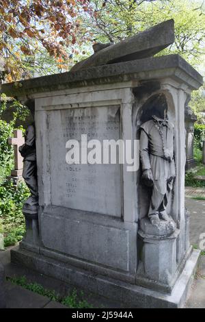 memorial in pietra di portland che segna la tomba del campione del 19th secolo scultore e arsman robert coombes, al cimitero di brompton, londra, inghilterra Foto Stock