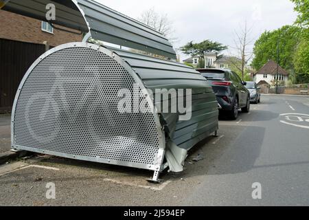 staffa per bicicletta danneggiata a teddington, middlesex, inghilterra, presumibilmente a seguito di una collisione con un veicolo a motore Foto Stock