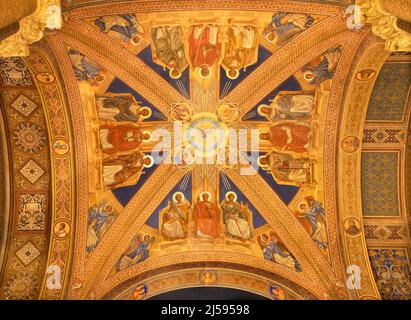 BARI, ITALIA - 3 MARZO 2022: Affresco a soffitto con lo Spirito Santo e dodici apostoli nella chiesa Chiesa di San Giuseppe di Umberto colonna Foto Stock