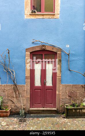 Porta colorata, Bosa, Sardegna, Italia Foto Stock