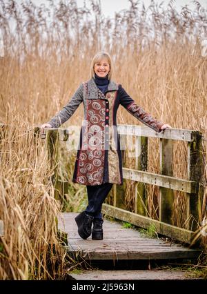 Solo per uso editoriale - autore Kate Mosse OBE fotografato su letti a Fishbourne, Bosham, West Sussex UK Foto Stock