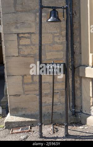 La Campana di Sexton, una campana funeraria del 19th ° secolo, a St. Andrew's Cemetery, Jesmond, Newcastle upon Tyne, Regno Unito Foto Stock