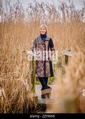 Solo per uso editoriale - autore Kate Mosse OBE fotografato su letti a Fishbourne, Bosham, West Sussex UK Foto Stock