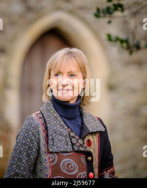 Solo per uso editoriale - autore Kate Mosse OBE fotografato su letti a Fishbourne, Bosham, West Sussex UK Foto Stock