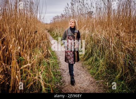 Solo per uso editoriale - autore Kate Mosse OBE fotografato su letti a Fishbourne, Bosham, West Sussex UK Foto Stock