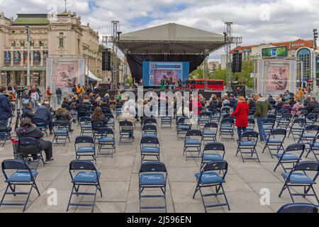 Belgrado, Serbia - 17 aprile 2022: Festa della città Primavera Celebrazione musicisti artisti esibirsi sul palco a Piazza della Repubblica ingresso gratuito. Foto Stock