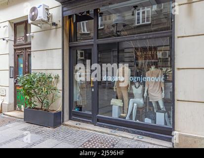 Belgrado, Serbia - 17 Aprile 2022: Fashion Design Shop di Dragana Ognjenovic Women Clothing nel centro della capitale. Foto Stock