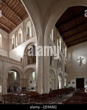 Cerisy-la-Forêt, Normandie, Abteikirche Innenraum nach Südwesten mit Abschlußmauer des 18 JH Querhausempore und nachträglich verstärktem Vierungspfeil Foto Stock