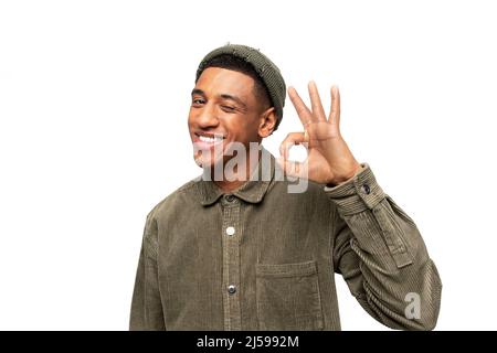 Va tutto bene. Uomo bearded soddisfatto che mostra il gesto ok con le dita, approvando il lavoro, soddisfatto di qualità. Studio interno girato isolato su sfondo bianco Foto Stock