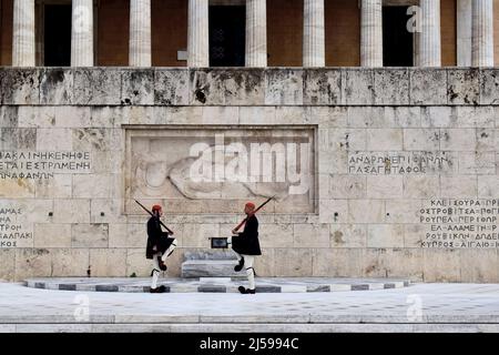 Parlamento greco e guardia presidenziale (chiamata Evzones) di fronte alla tomba del Milite Ignoto in Piazza Syntagma nel centro della città di Atene Foto Stock