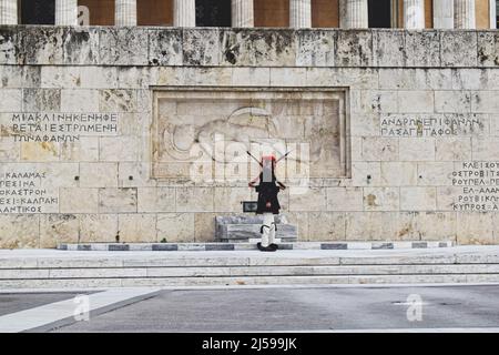 Parlamento greco e guardia presidenziale (chiamata Evzones) di fronte alla tomba del Milite Ignoto in Piazza Syntagma nel centro della città di Atene Foto Stock