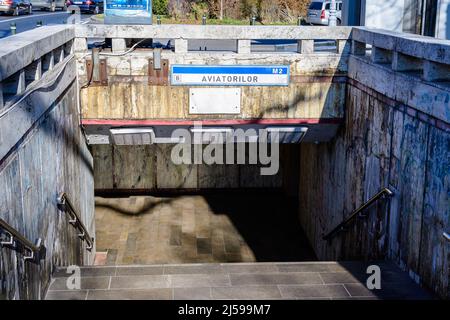 Bucarest, Romania, 21 novembre 2021: Ingresso principale alla stazione della metropolitana Aviatorilor in una giornata di sole autunnali Foto Stock