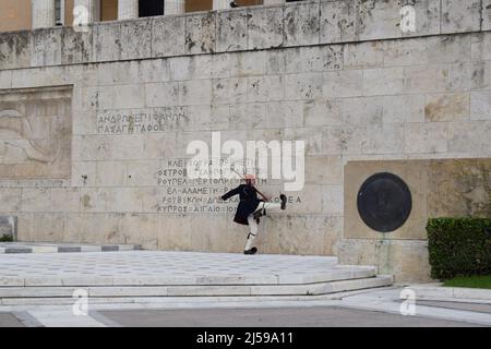 Parlamento greco e guardia presidenziale (chiamata Evzones) di fronte alla tomba del Milite Ignoto in Piazza Syntagma nel centro della città di Atene Foto Stock