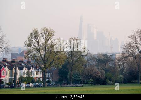 South London Properties e The Shard, visto da Ruskin Park, uno spazio verde a sud di Londra a Lambeth, il 21st aprile 2022, a Londra, Inghilterra. Foto Stock