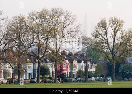 Case d'epoca terrazzate e lo Shard visto da Ruskin Park, uno spazio verde nel sud di Londra a Lambeth, il 21st aprile 2022, a Londra, Inghilterra. Foto Stock