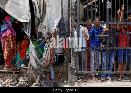 New Delhi, India. 20th Apr 2022. I residenti stanno assistendo alla demolizione di costruzioni illegali nell'area ad alta tensione che ha assistito alla violenza comunitaria tra due gruppi durante una processione Hanuman Jayanti, nel quartiere nord-occidentale Jahangirpuri di Nuova Delhi, in India. (Foto di Amarjeet Kumar Singh/SOPA Images/Sipa USA) Credit: Sipa USA/Alamy Live News Foto Stock