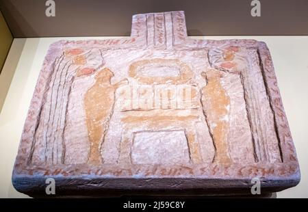Tavolo d'offerta - arenaria - periodo meroitico - 300 a.C. - 350 d.C. - Necropoli di Nag Gamus - Tomba 22 - Masmas - Nubia, Egitto Foto Stock