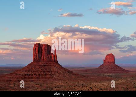 Monument Valley Navajo Tribal Park al tramonto Foto Stock
