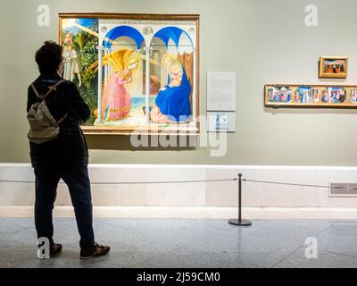 Visitatore di fronte a fra Angelico Rinascimento dipinto l'Annunciazione nel Museo del Prado, Madrid, Spagna Foto Stock