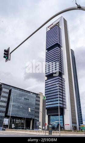 Torre Bankia, Torre Cepsa Madrid, Spagna. Semafori palo sopra grattacielo. Il Torre Cepsa si trova nella zona d'affari Cuatro Torres Foto Stock