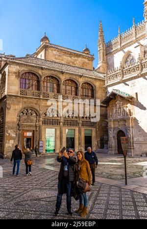 I turisti scattano foto di fronte al monumento storico di Granada - Cappella reale di Granada, Andalusia, Spagna Foto Stock