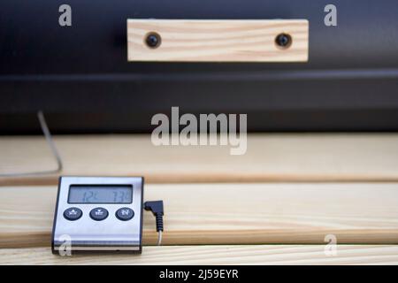 Termometro digitale BBQ, grill, barbecue per bistecche di manzo e  costolette di ricambio altre carni. Misurazione della temperatura Foto  stock - Alamy