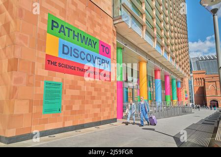 Facciata laterale del Francis Crick Institute, un centro di ricerca biomedica, di fronte alla stazione ferroviaria di St Pancras, Londra, Inghilterra. Foto Stock