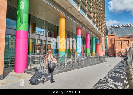 Facciata laterale del Francis Crick Institute, un centro di ricerca biomedica, di fronte alla stazione ferroviaria di St Pancras, Londra, Inghilterra. Foto Stock