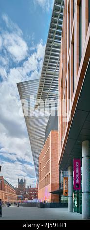 Facciata laterale del Francis Crick Institute, un centro di ricerca biomedica, di fronte alla stazione ferroviaria di St Pancras, Londra, Inghilterra. Foto Stock