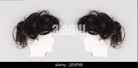 Silhouette di due facce con capelli che si guardano l'un l'altro, la comunicazione, avere un'opinione e una discussione, la libertà di parola, la gente che parla Foto Stock