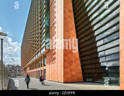 Facciata laterale del Francis Crick Institute, un centro di ricerca biomedica, di fronte alla stazione ferroviaria di St Pancras, Londra, Inghilterra. Foto Stock