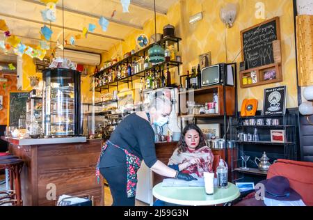 Café la Libre, Vegan e caffè storico vegetariano, pieno di libri in più lingue. Lavapies, Madrid, Spagna Foto Stock