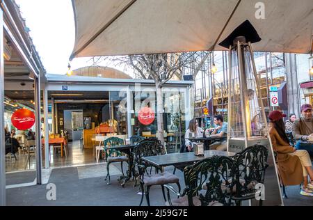 Terrazza all'aperto del Gran Café de Gijón una caffetteria culturalmente impossrant punto di riferimento in Paseo de Recoletos, nel centro di Madrid, Spagna Foto Stock