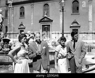 DOROTHY McGuire CLIFTON WEBB JEAN PETERS e LOUIS JORDAN in set location Candid nel mese di agosto 1953 vicino alla Fontana di Trevi a Roma durante le riprese di TRE MONETE NELLA FONTANA 1954 regista JEAN NEGULESCO romanzo John H. Secondari sceneggiatura John Patrick Costumes progettato da Dorothy Jeakins musica Victor Young produttore Sol C. Siegel 20th Century Fox Foto Stock