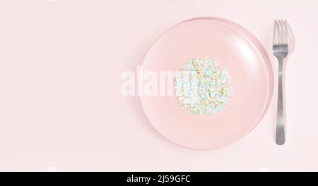 Una piastra piena di microplastici su sfondo rosa. Impatto della micro plastica nella catena alimentare. Il concetto di inquinamento plastico. Foto Stock