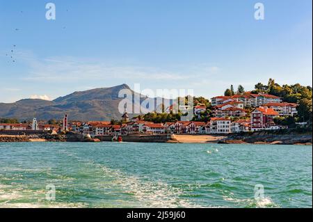 L'ingresso del porto di Saint-Jean-de-Luz visto dalla sua baia, con il villaggio di Ciboure sulla riva destra e il monte Rhune all'orizzonte Foto Stock