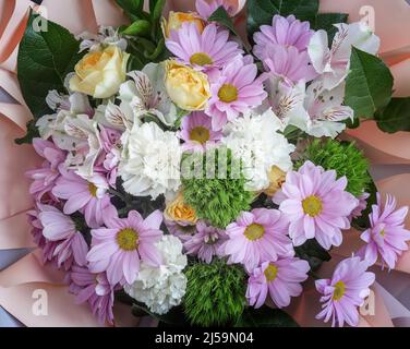 Bei crisantemi, garofani, rose e altri fiori in un primo piano bouquet. Vista dall'alto. Foto Stock
