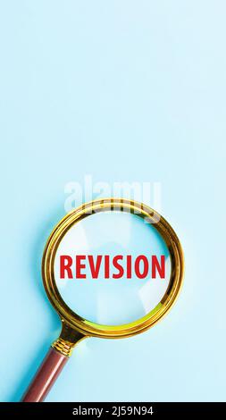 Lente di ingrandimento con la parola REVISIONE. Testo di scrittura di parola Revis Foto Stock
