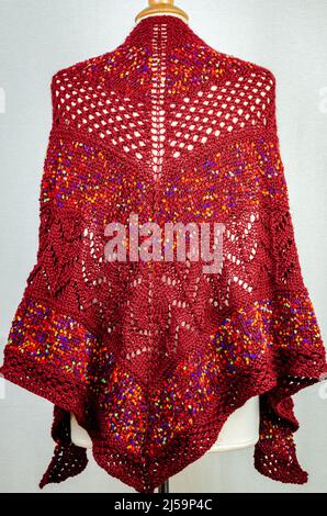 Sciarpa a maglia multicolore con gli ornamenti Foto Stock