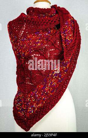 Sciarpa a maglia multicolore con gli ornamenti Foto Stock