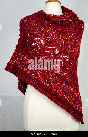 Sciarpa a maglia multicolore con gli ornamenti Foto Stock
