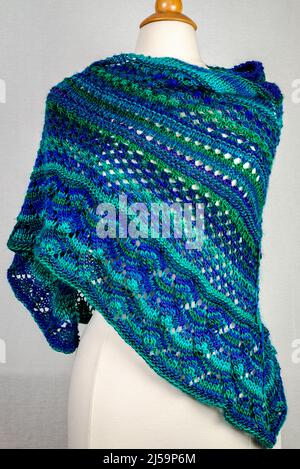 Sciarpa a maglia multicolore con gli ornamenti Foto Stock