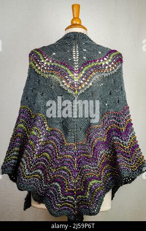 Sciarpa a maglia multicolore con gli ornamenti Foto Stock