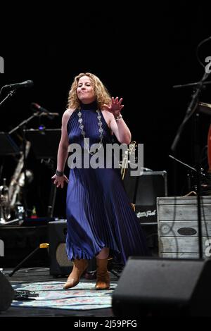 Aprile 20, 2022, Virginia Beach, Virginia, USA: AMY HELM porta alcuni folk e blues per la gente al Sandler Center in Virginia Beach, Virginia 20 Aprile 2022.Â© Jeff Moore (Credit Image: © Jeff Moore/ZUMA Press Wire) Foto Stock