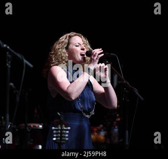 Aprile 20, 2022, Virginia Beach, Virginia, USA: AMY HELM porta alcuni folk e blues per la gente al Sandler Center in Virginia Beach, Virginia 20 Aprile 2022.Â© Jeff Moore (Credit Image: © Jeff Moore/ZUMA Press Wire) Foto Stock